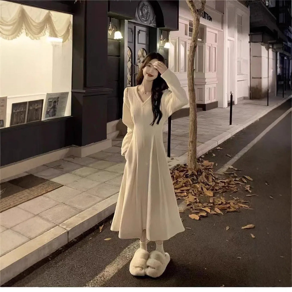 Women's V-neck knitted dress with princess sleeves in black or milky white polyester fabric