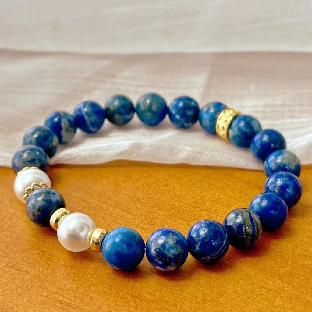 A lapis lazuli gemstone bracelet with a green and gold stone aesthetic in a Chinese artistic retro style.