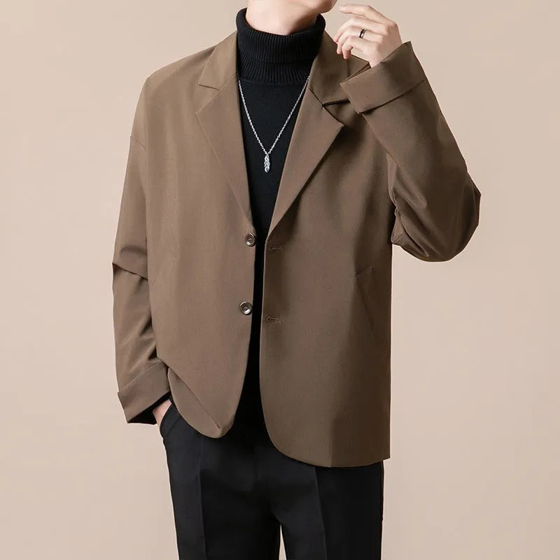 Man wearing a loose-fit casual suit jacket in a light business style, available in multiple colours.