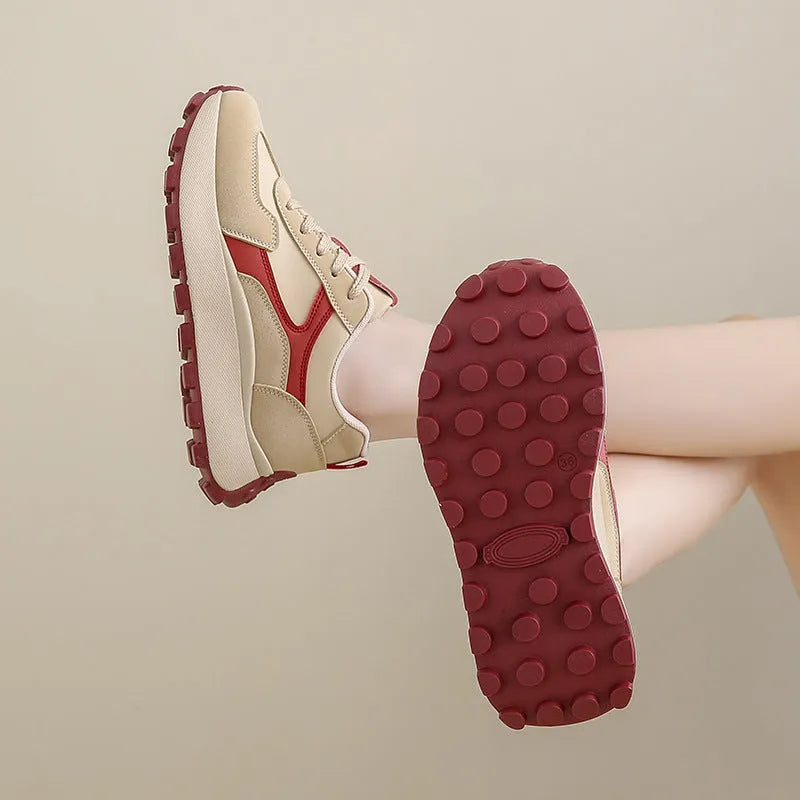 Women's low-top platform sports shoes in card black with front lace-up and flat rubber sole.