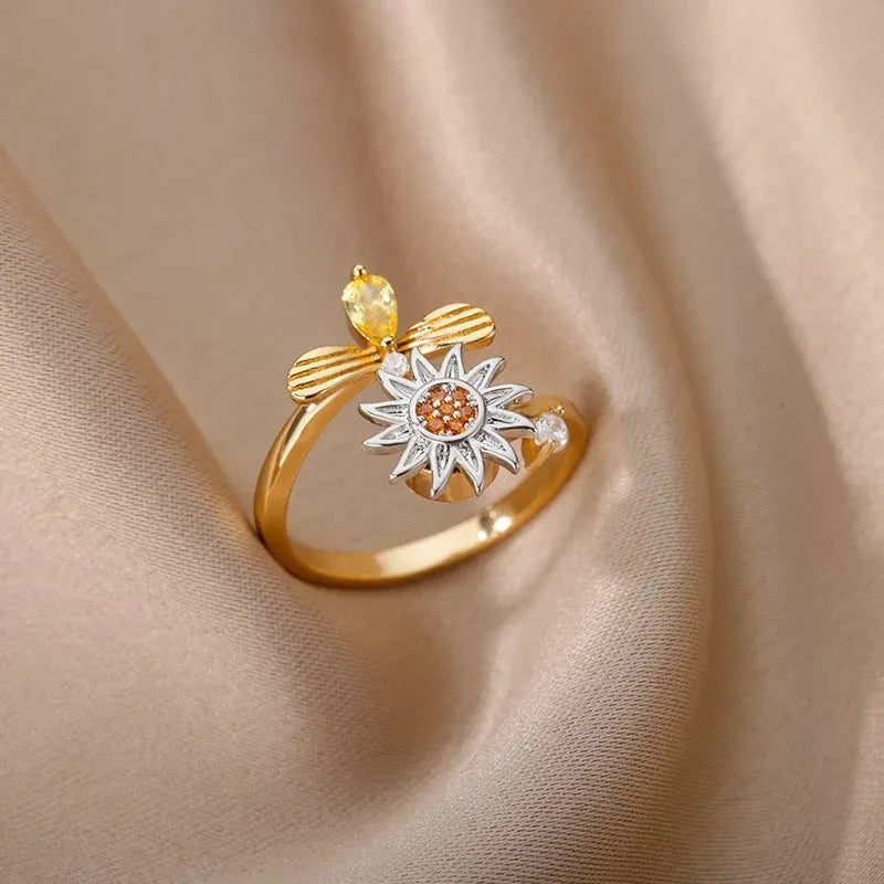Adjustable rotating decompression ring in gold electroplated copper with geometric design