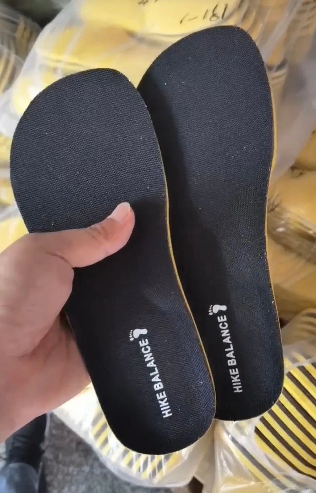 Soft sports shock-absorbing polyester insoles in black, available in sizes 36 to 47