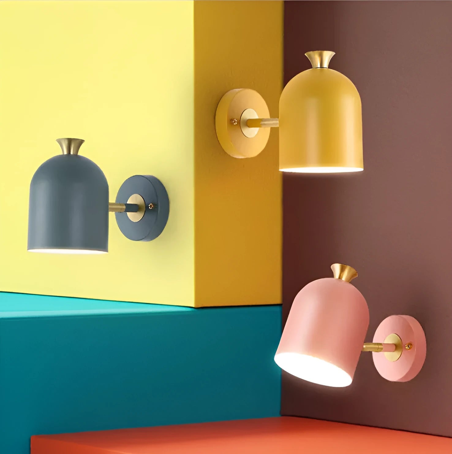 Single-head aluminium wall lamp with mirrored front in a choice of colours.