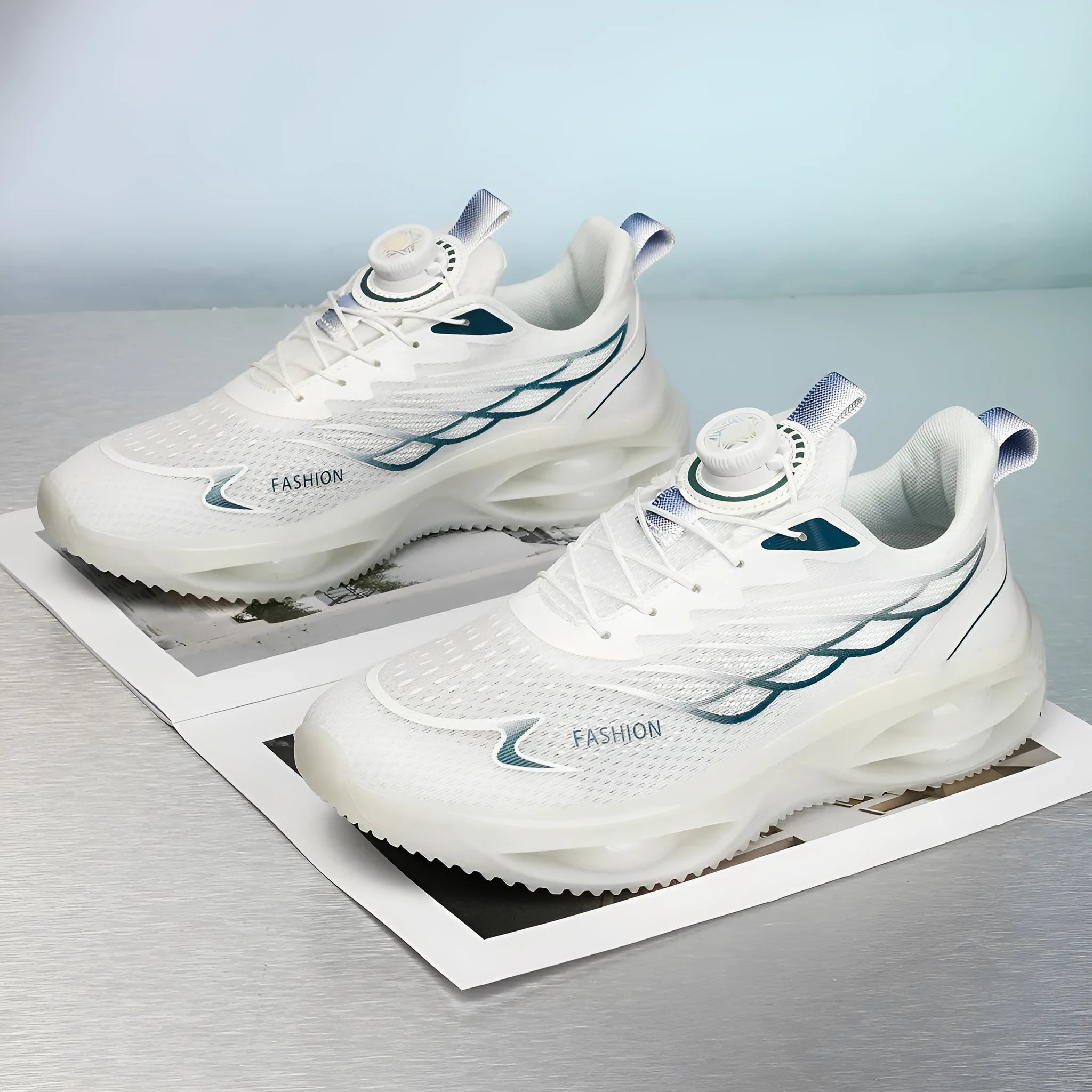 Casual low-top breathable trainers in solid colour with round toe and lace-up design.