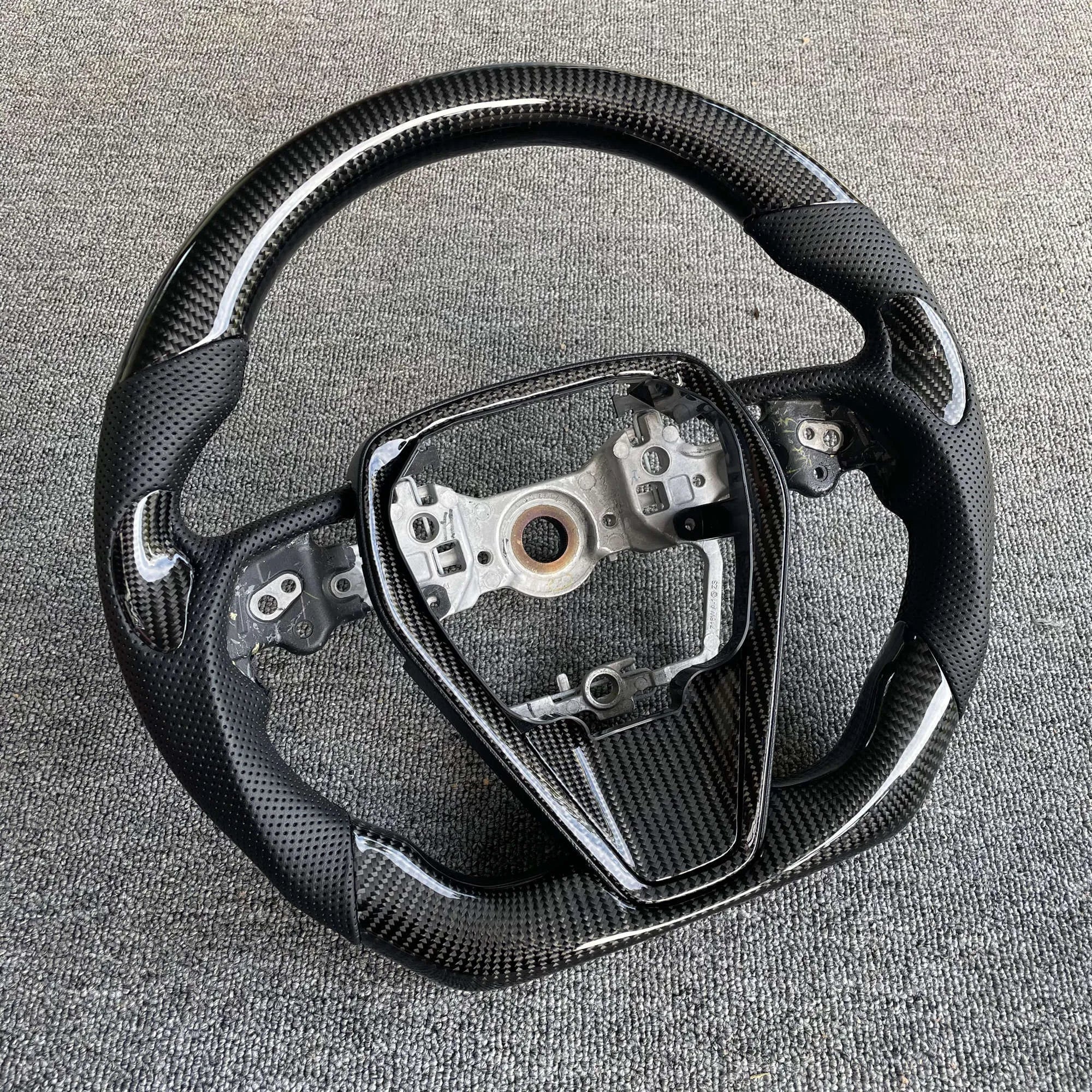 Carbon fibre steering wheel for eighth generation Toyota Camry with six colour style options