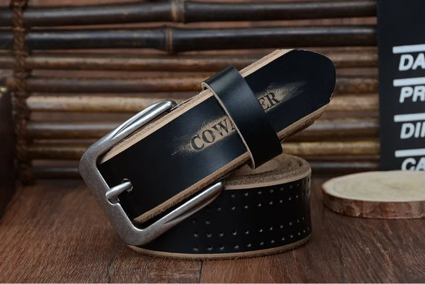 Men's leather belt in black with square alloy buckle on a dark background