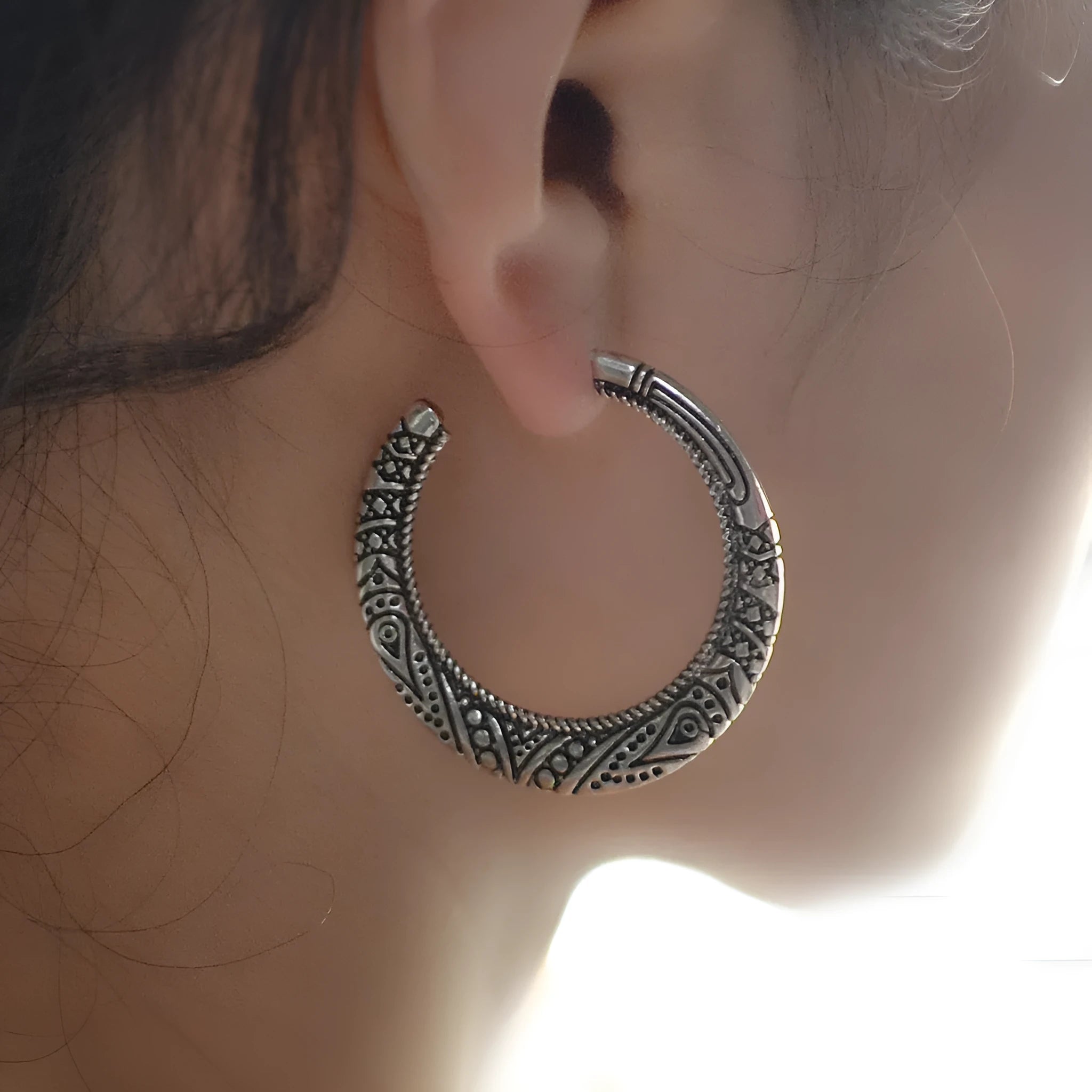 C-shaped alloy earrings with vintage engraving street shot design in bronze and silver colour options