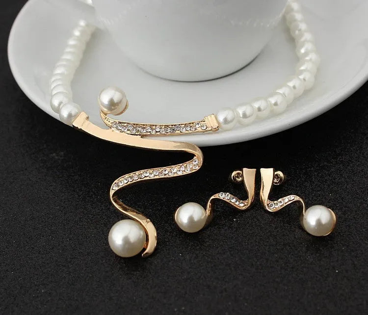 Gold electroplated pearl necklace and earrings set with deep V clavicle design and drop-shaped pendants