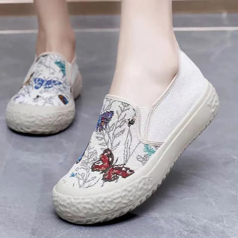Women's Old Beijing slip-on canvas shoes in black with round toe and shallow mouth design on a white background.