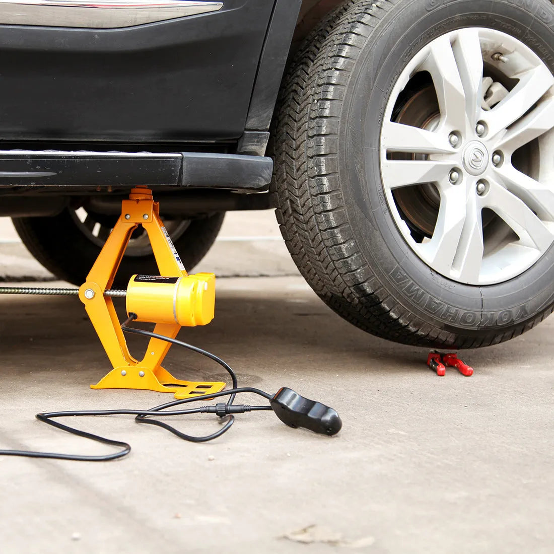 Vehicle electric hydraulic jack kit with 2-tonne lifting capacity.
