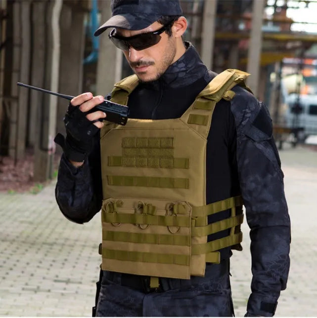 Men tactical vest in khaki colour with MOLLE panels and adjustable fit