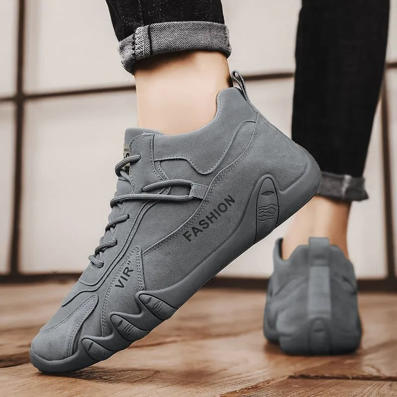 Men's low-cut casual work shoes in black with elastic band fastening and non-slip sole