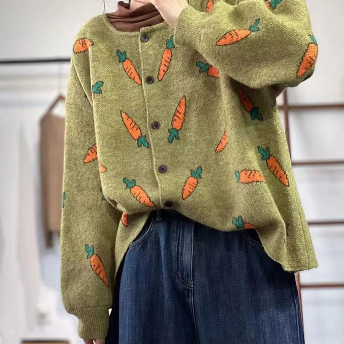 Loose round neck cardigan with Mori artistic colour contrast print.