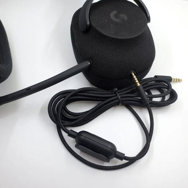 Black universal audio cable with Type 0 connector for gaming headsets