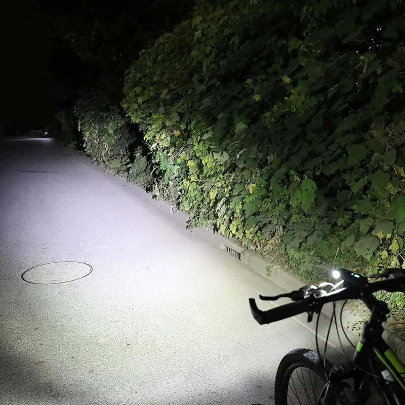 Black bicycle headlight with ABS plastic housing, 250 lumens, 100-metre beam range