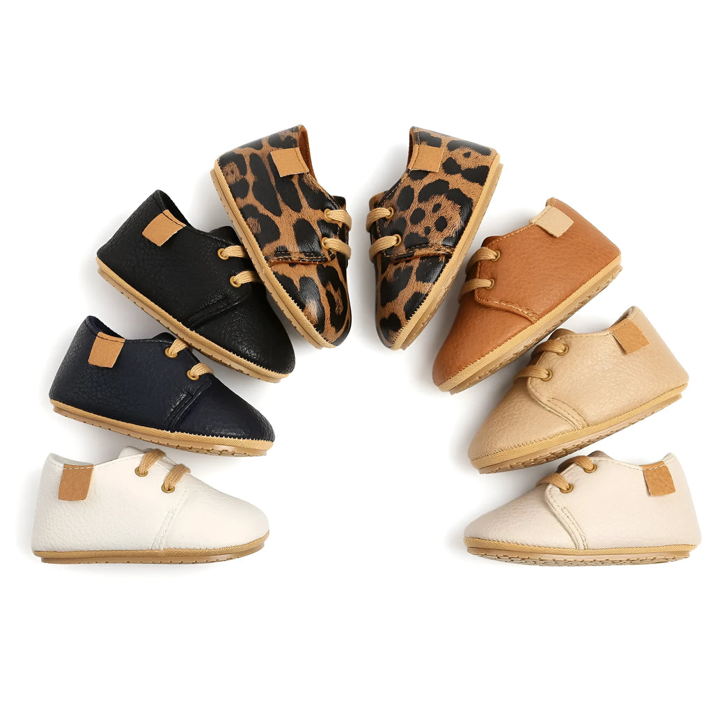 Soft synthetic leather baby moccasins with anti-slip rubber sole in beige, size 11 cm, for first walkers