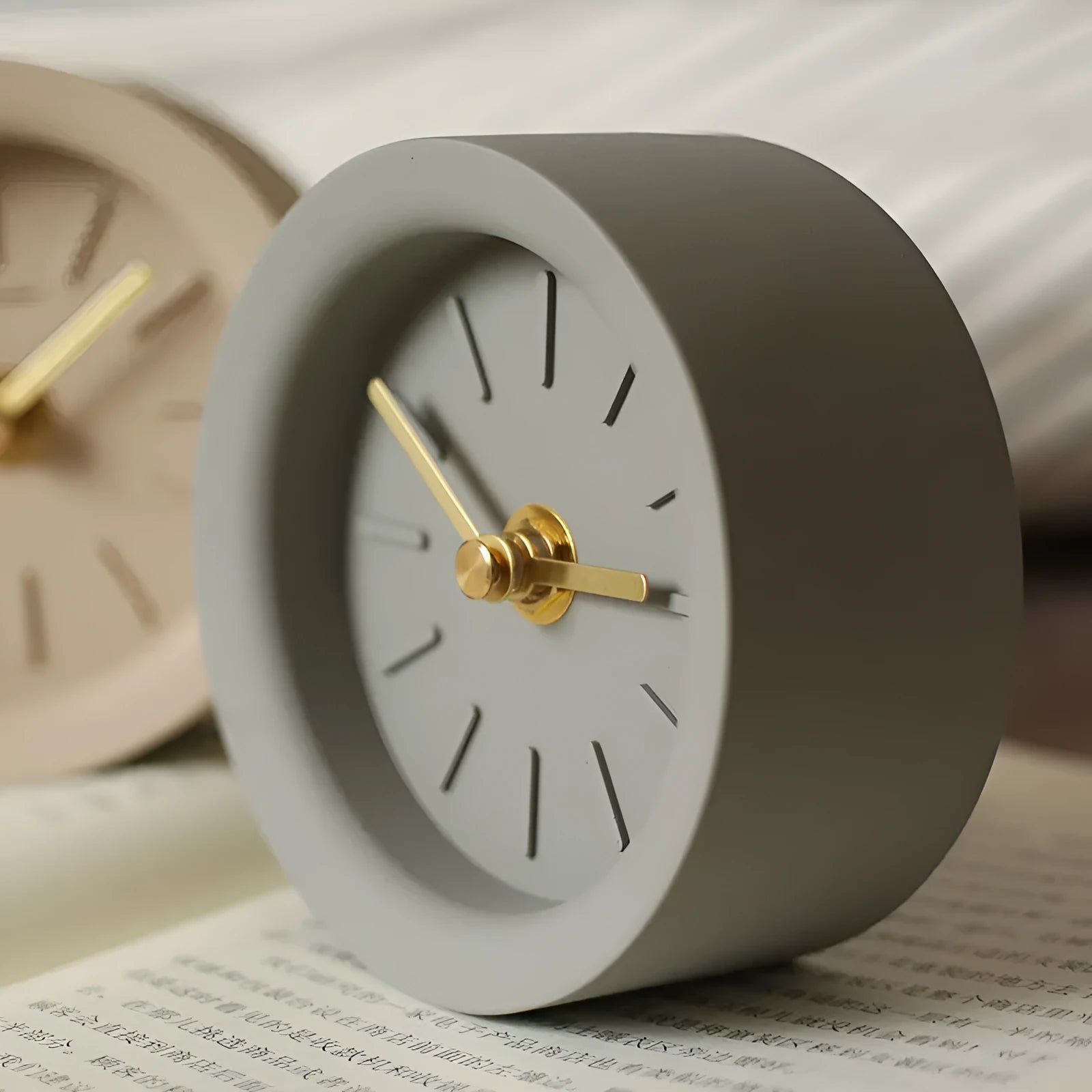 Round cement desk clock with silent movement in rock grey colour, 4-inch diameter industrial design