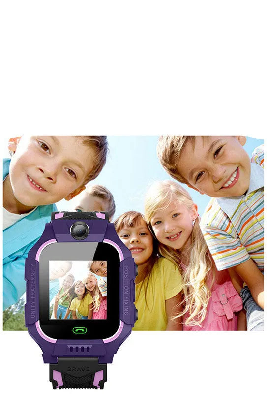 Z6 Q19 children's smartwatch in green showing 1.44-inch touch screen and wrist strap.