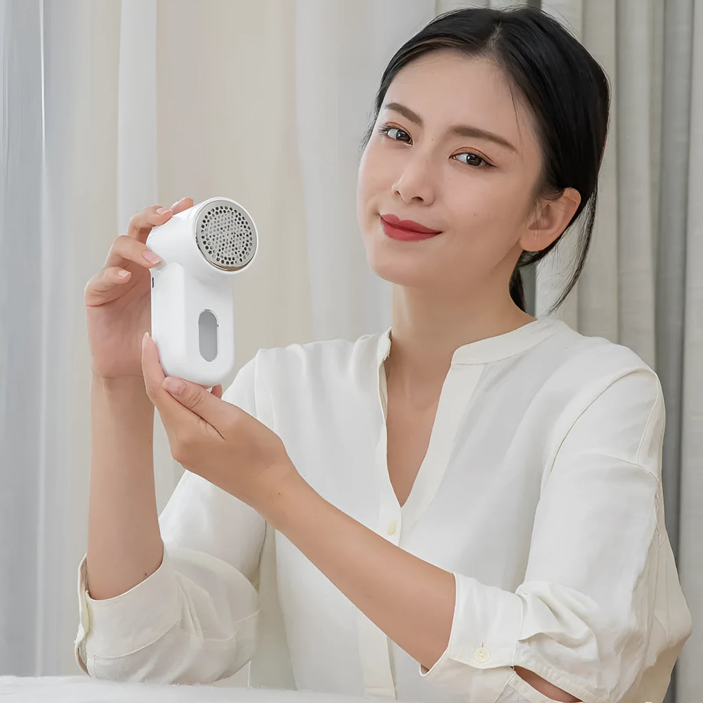 White portable electric lint remover trimmer with ABS construction for clothing fabric shaving