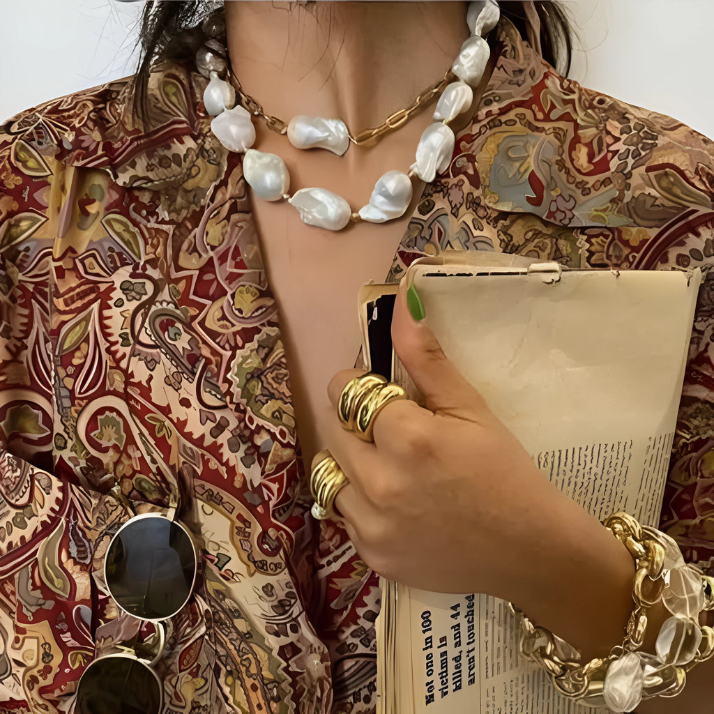 Gold irregular pearl necklace on woman clavicle chain with imitation pearls and alloy frame
