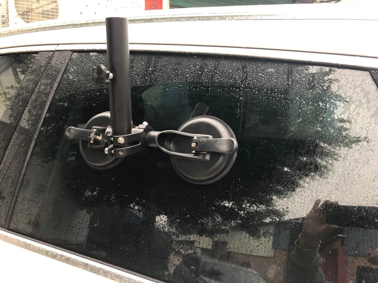 Black off-road car windscreen sucker base with a round glass suction cup and heavy rubber disc.