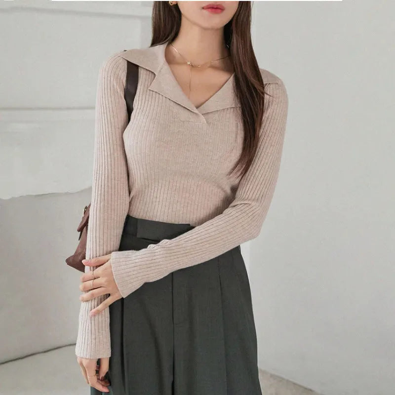 Women's v-neck hemmed pullover sweater with vertical sunken stripe in light gray, slim fit, long sleeve