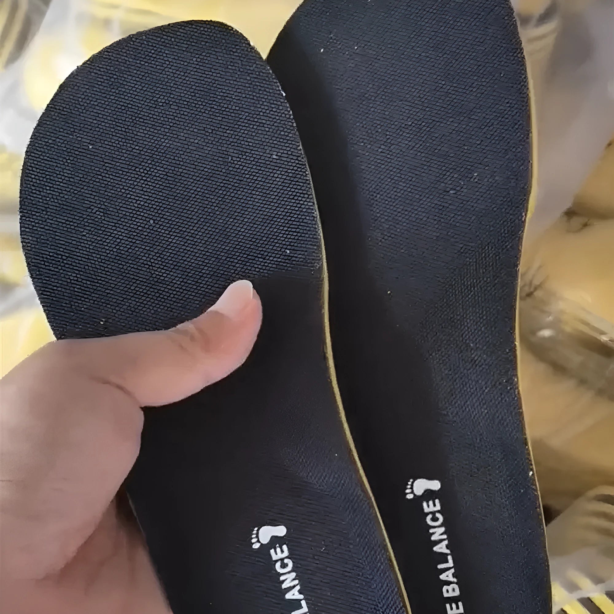 Soft sports shock-absorbing polyester insoles in black, available in sizes 36 to 47