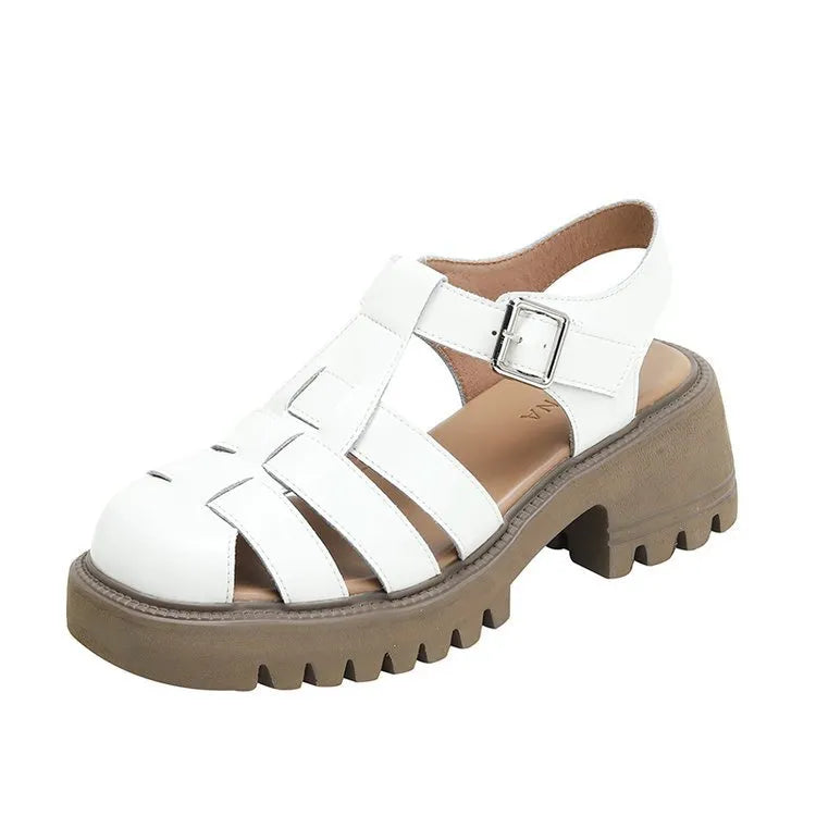 Women's retro platform sandals with closed toe, chunky heel and buckle fastening in black colour