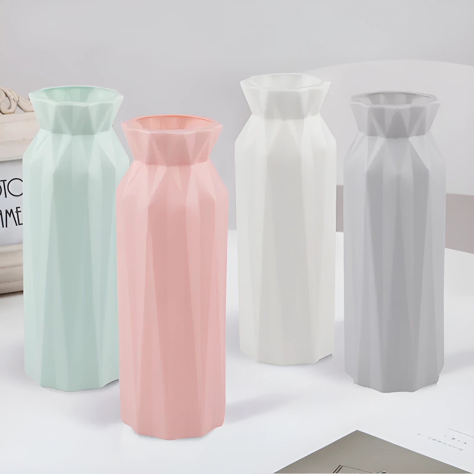 Simple drop-resistant melamine plastic vase in green, grey, pink or white with a 7.2 cm base.