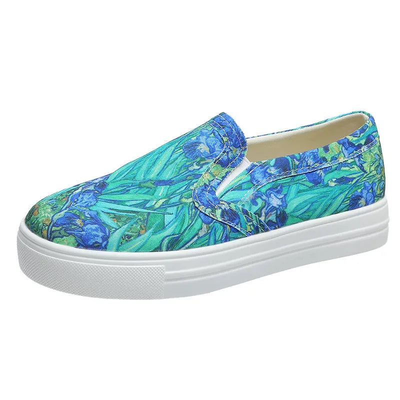 Women's casual low-top canvas sneaker in multiple colours on a flat rubber sole.