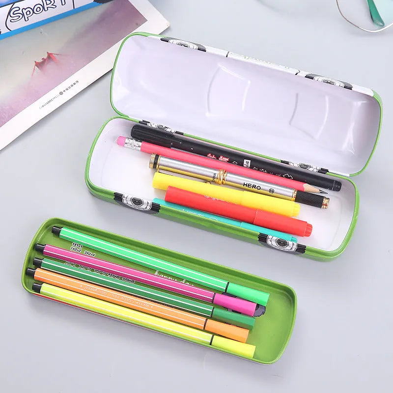 Car-shaped tinplate pencil case with cartoon racing pattern and double-layer organisation measuring 20x6.5x3 cm