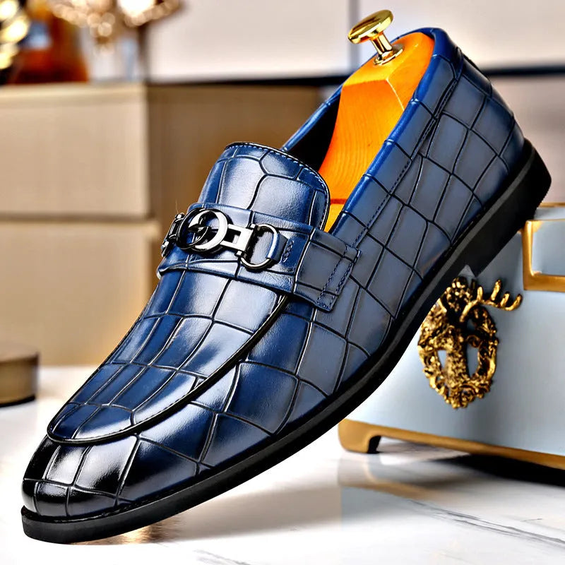 Men's business casual leather shoes with embossed pedal horsebit buckle in solid colour, rubber sole, wedge heel, sizes 38-48