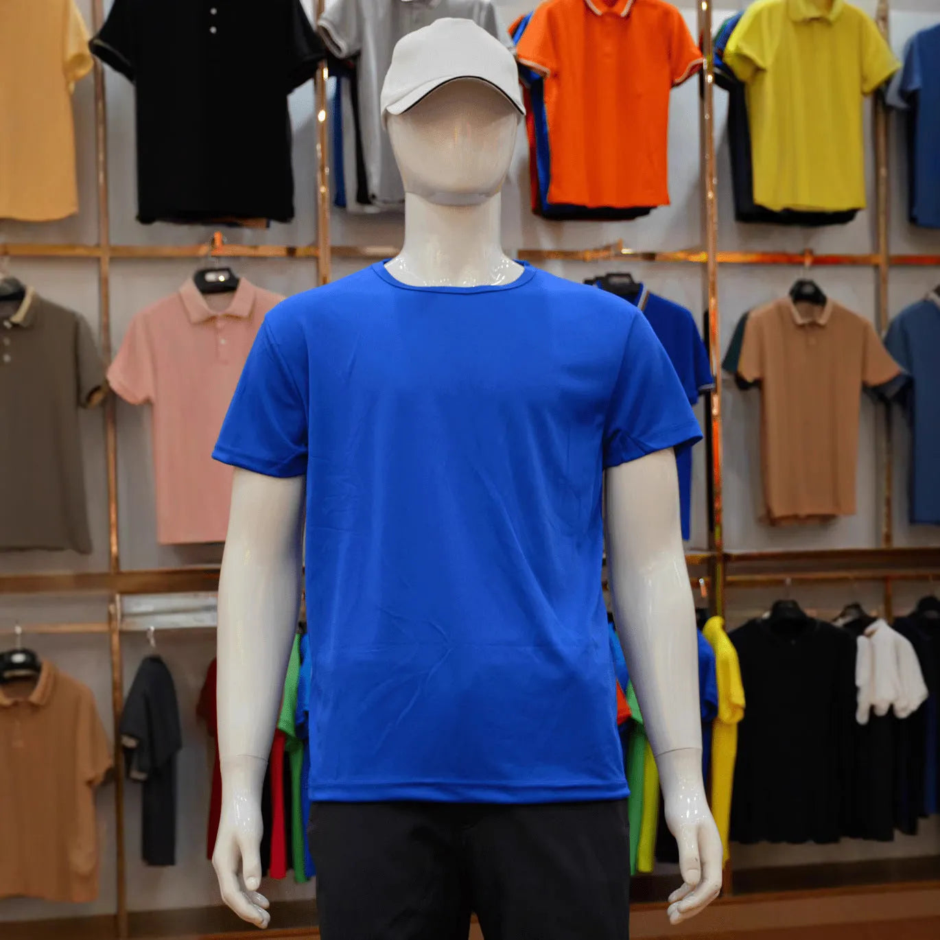 Man wearing a slim-fit quick-dry t-shirt in a solid colour, showing round neck and short sleeves.