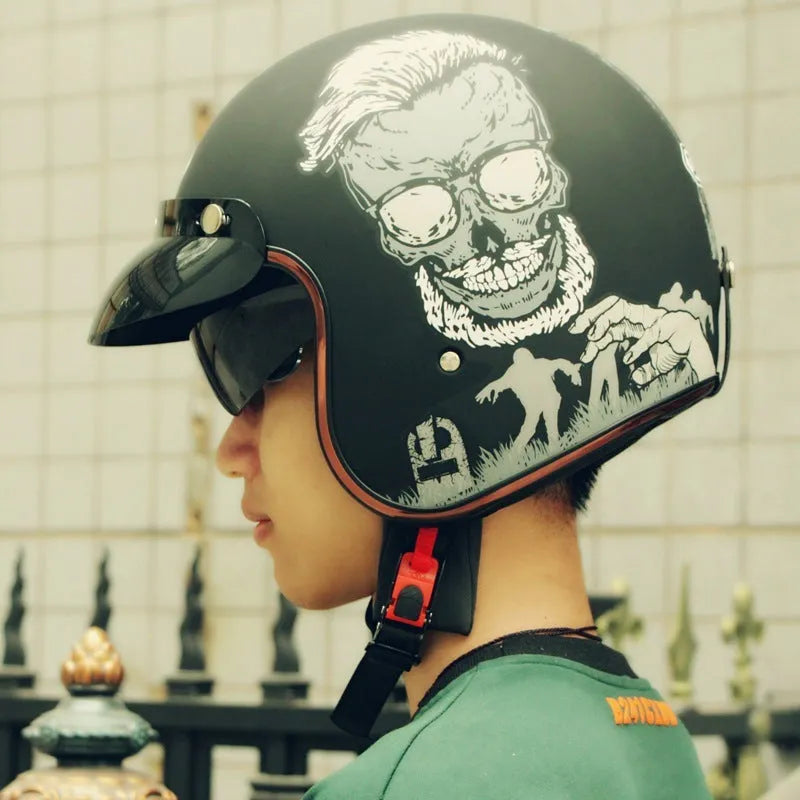Retro half-shell riding helmet for electric bikes in classic colours on a grey background.