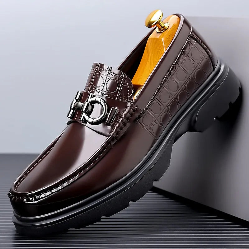 Men's low-top cowhide leather retro casual shoes in black, rubber sole, sewing thread detail, side view