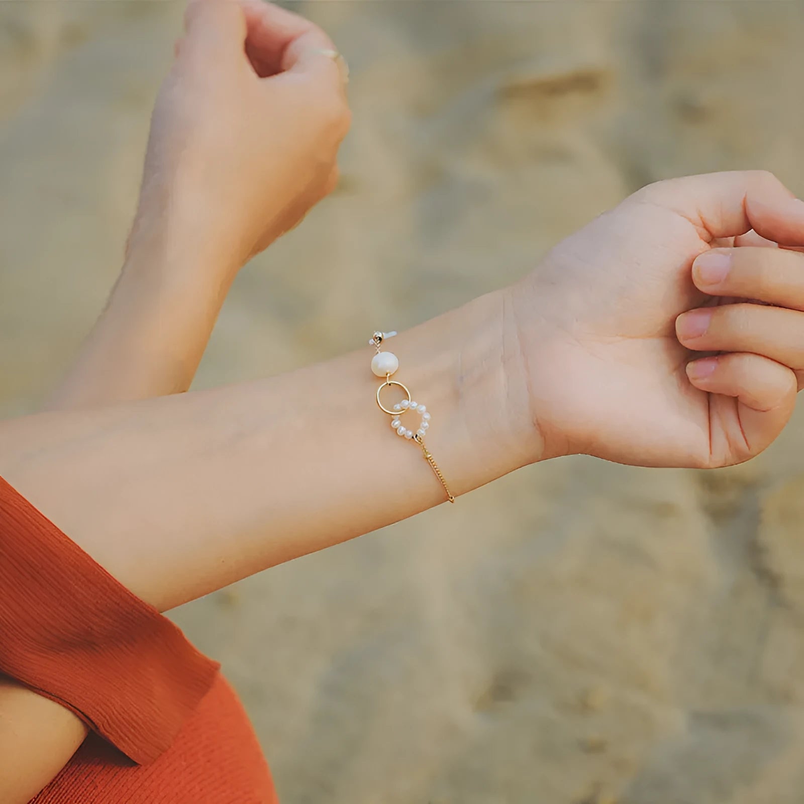 Natural freshwater pearl bracelet for women with gold-plated clasps on metal chain
