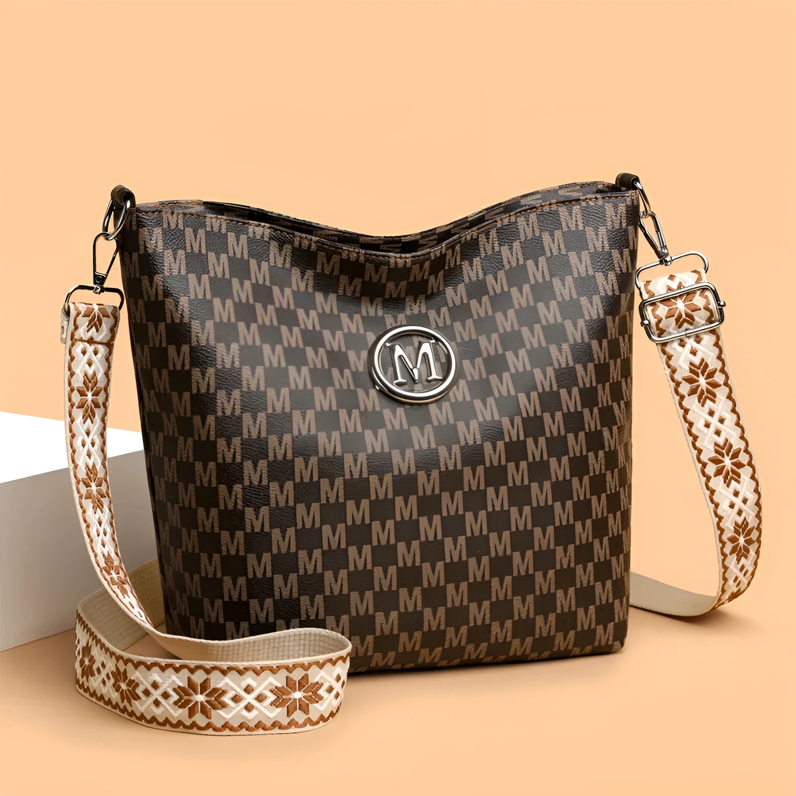 Retro dumpling-shaped shoulder bag in soft PU leather with zippered internal compartment