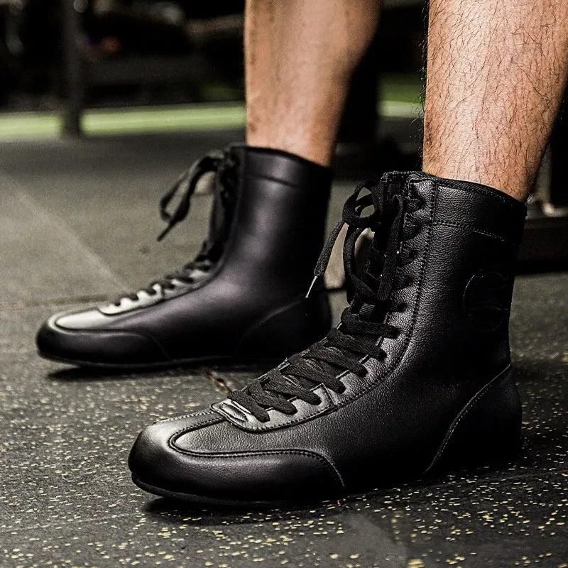 Professional boxing shoes with leather and mesh construction in black gold colour with non-slip soles