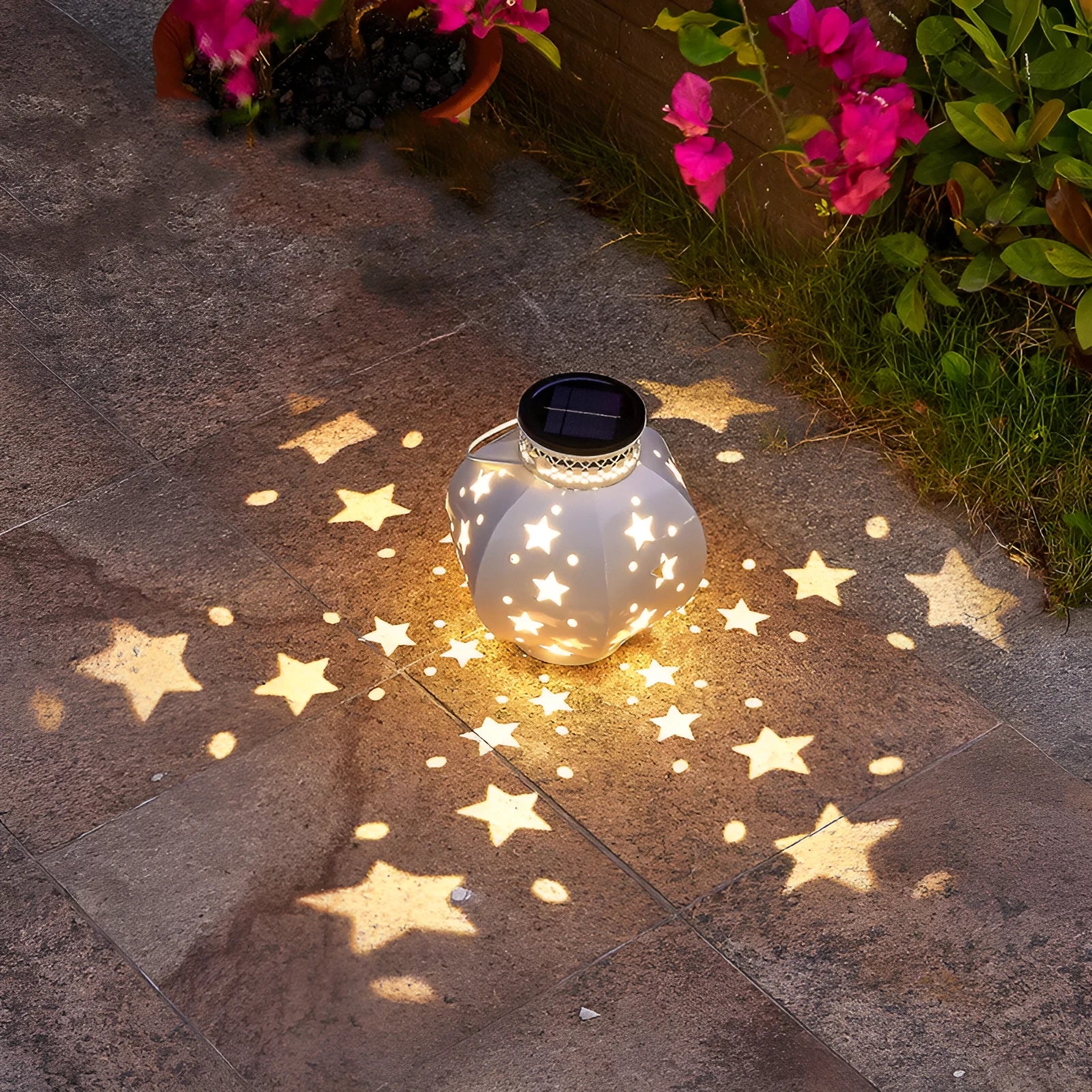 Solar powered European style night light in aluminium for courtyard garden with IP65 protection and 6-12 hour lighting