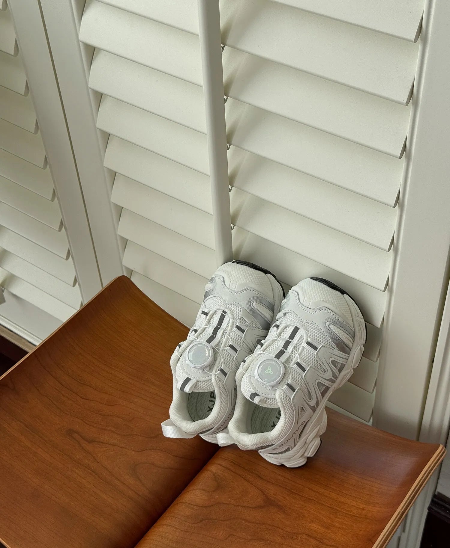 Solid-colour casual shoes with PU leather mesh upper in beige, shown from the side.