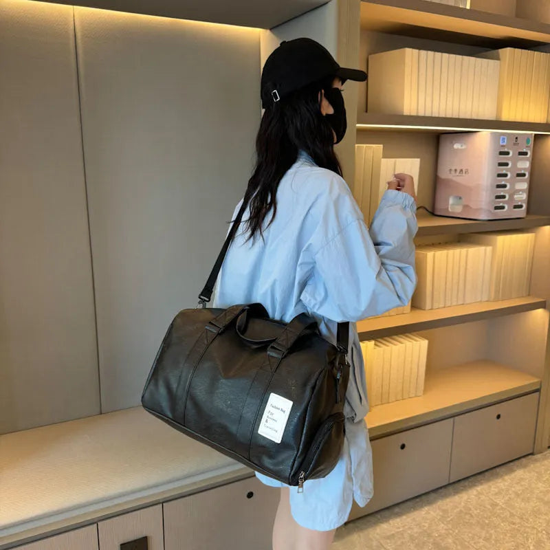 Dry-wet separation fitness shoulder messenger bag in PU material with 20-35 litre capacity