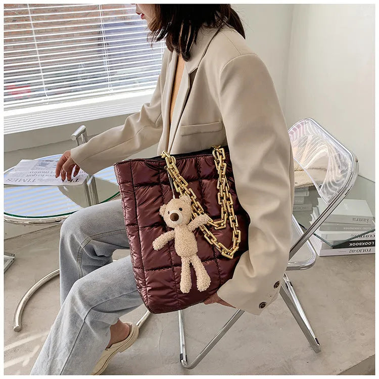 Large capacity tote bag with thick chain strap, vertical square shape, top zipper, in white colour