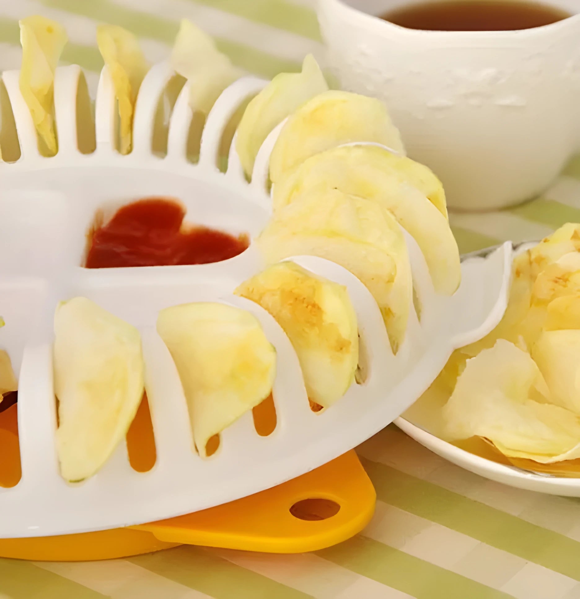 White microwave potato chips maker set with stainless steel blade and plastic tray