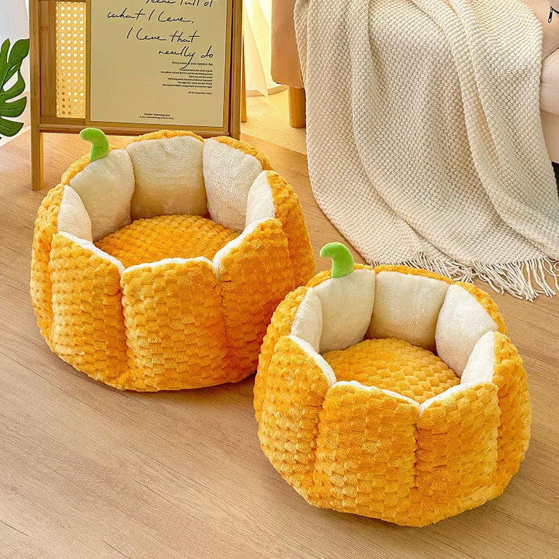 Pumpkin-shaped pet nest for cats with cotton filling in two sizes for autumn and winter