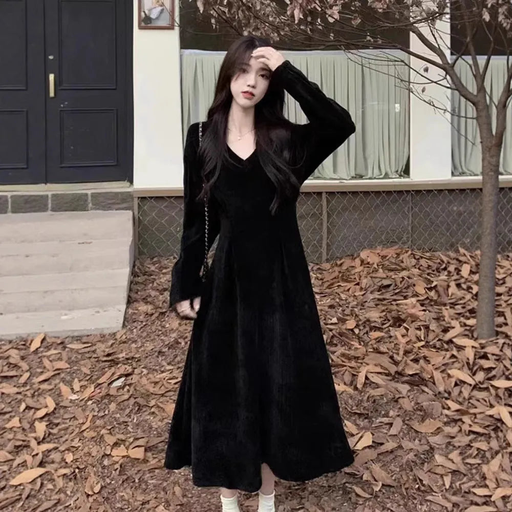 Women's V-neck knitted dress with princess sleeves in black or milky white polyester fabric
