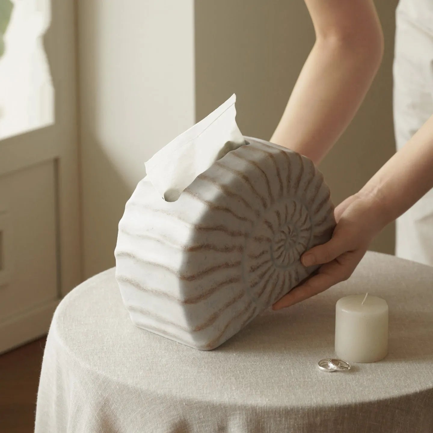 Conch shell design resin tissue box with rambling colour pattern for home decoration