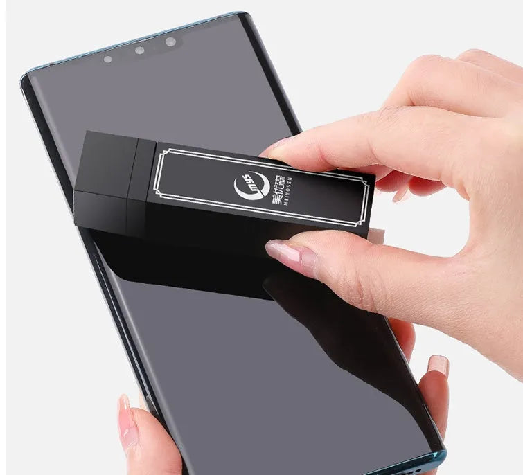 Black pack of 40 disposable screen cleaner wet wipes for mobile phones and tablets.