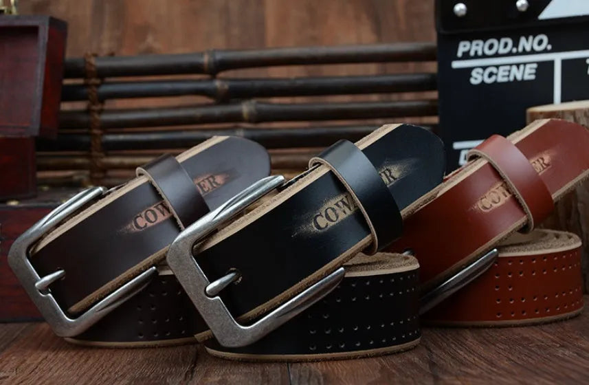 Men's leather belt in black with square alloy buckle on a dark background