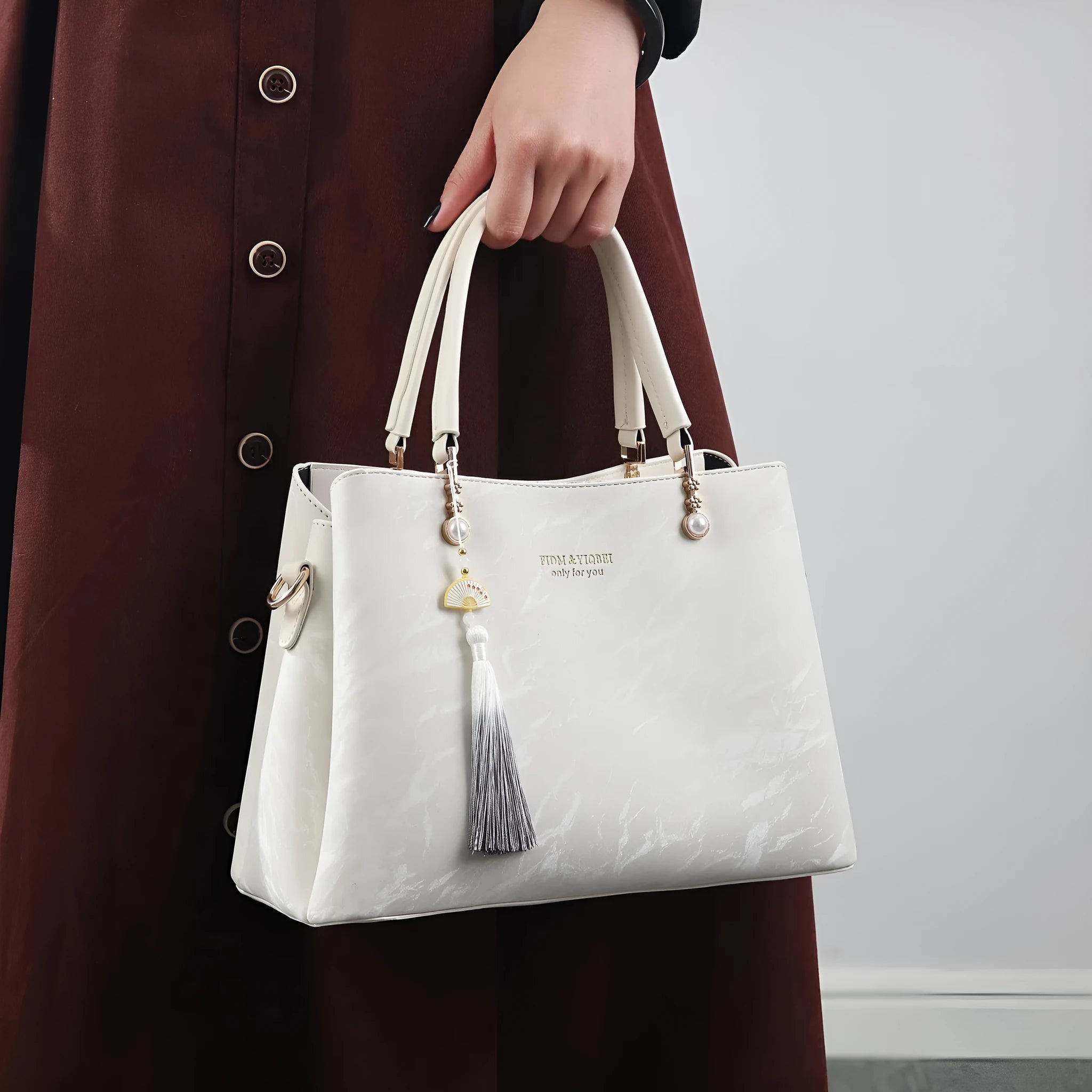 Women's PU shoulder bag in urban simplicity style with slit pocket and four colour options