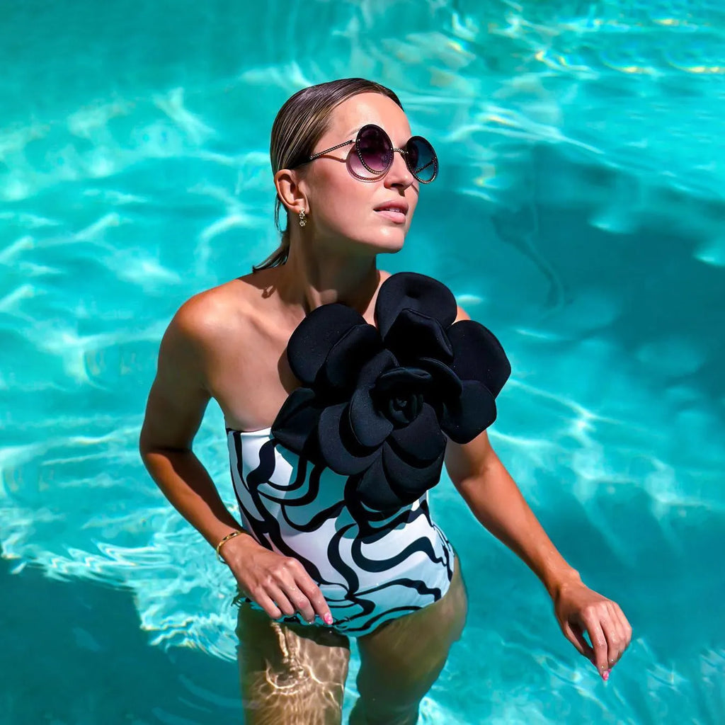 One-piece swimsuit with European American fit in floral or solid colour patterns for swimming